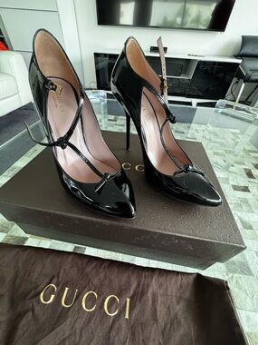 Gucci Black Patent Leather T-Strap Pointed Pumps - Vernice Crystal Nero